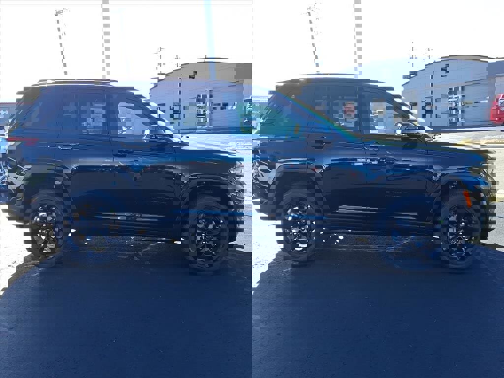 New 2025 Jeep Grand Cherokee Altitude image 2