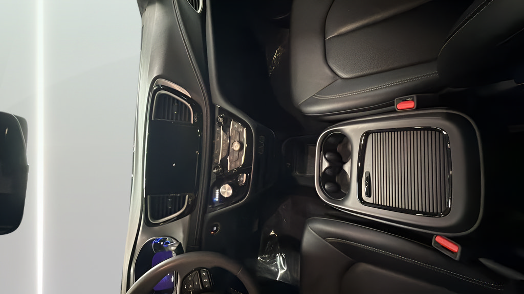 Used 2024 Chrysler Pacifica Limited FWD image 19