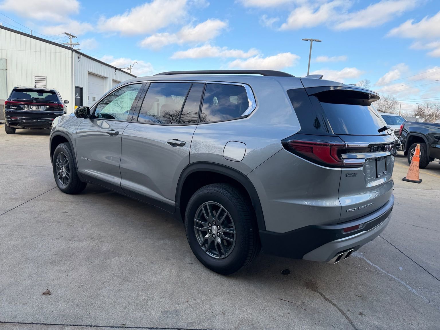 Used 2025 GMC Acadia Elevation image 30