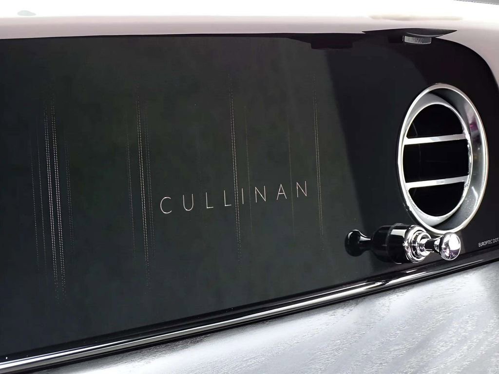 New 2025 Rolls-Royce Cullinan image 13