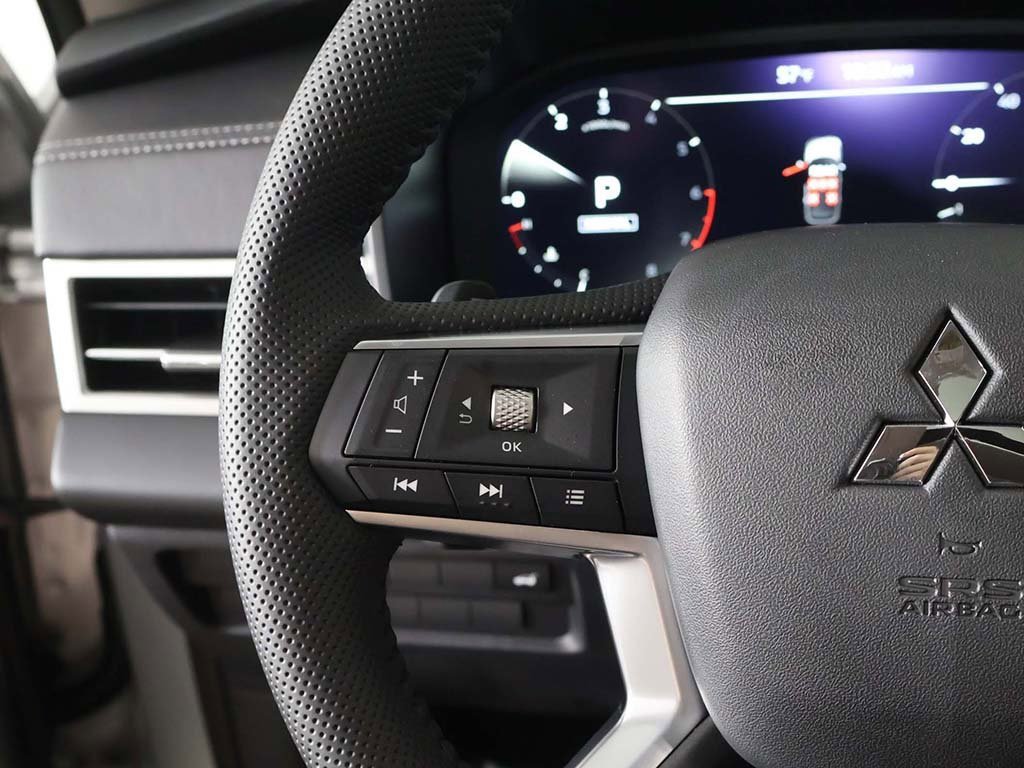 New 2025 Mitsubishi Outlander SE image 46