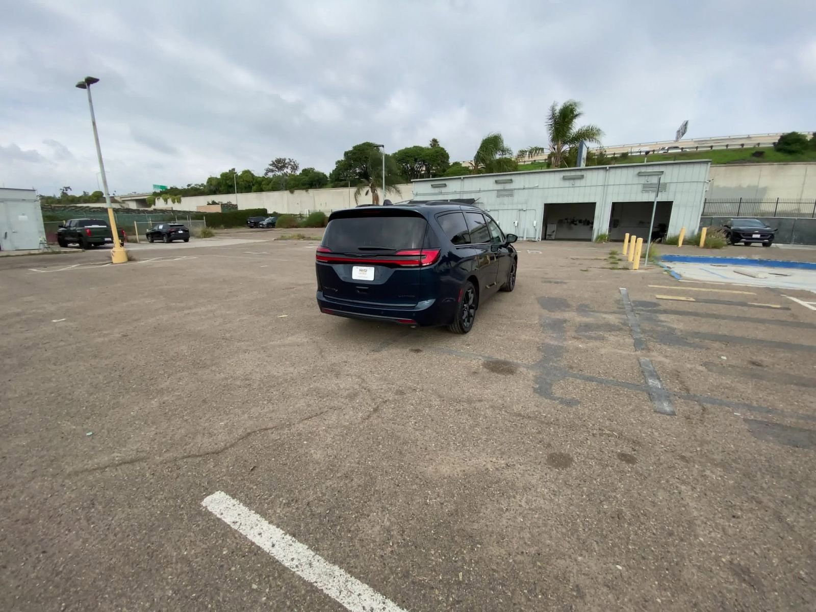 Used 2025 Chrysler Pacifica Limited image 16