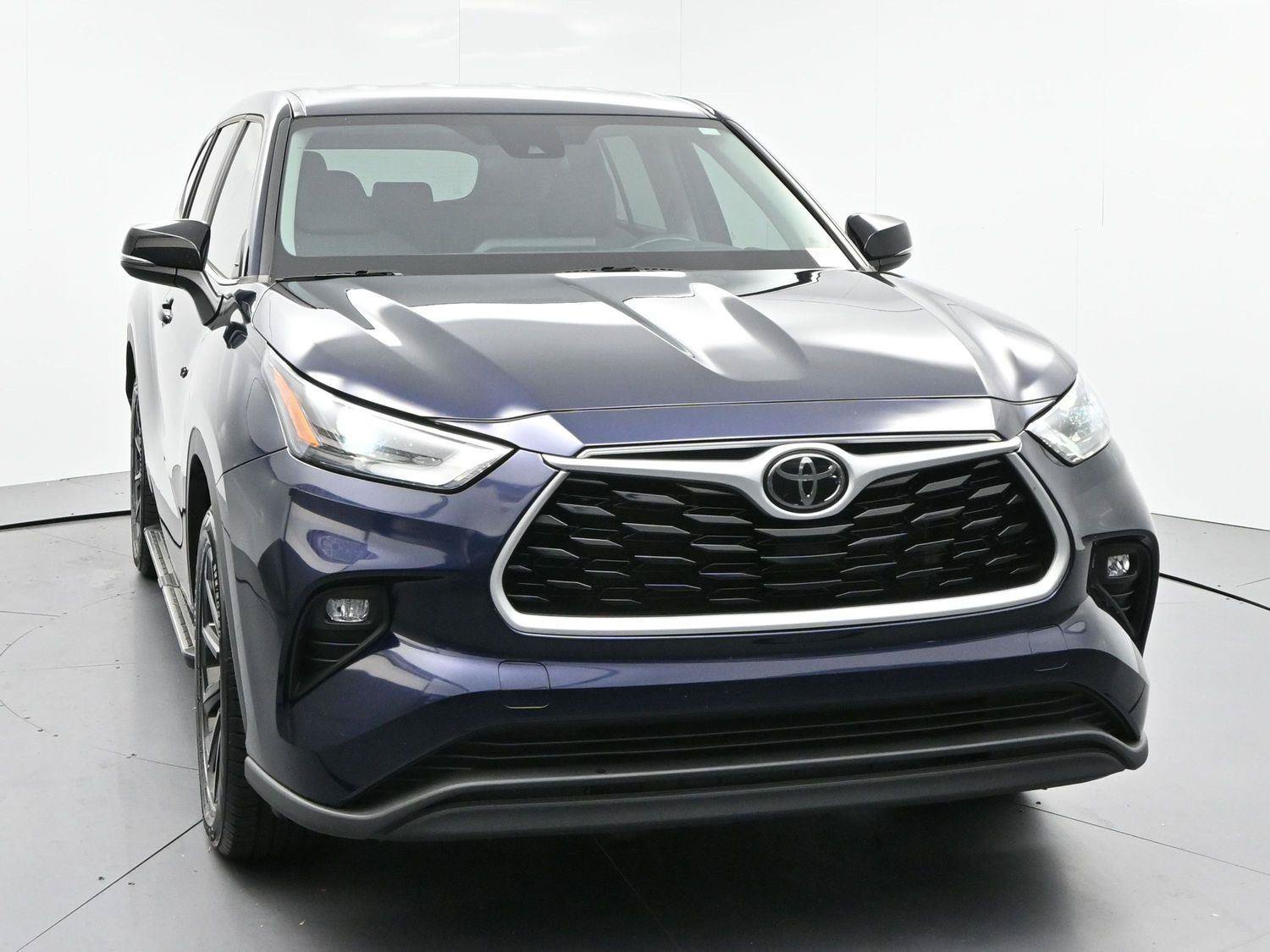 Used 2023 Toyota Highlander LE FWD image 2