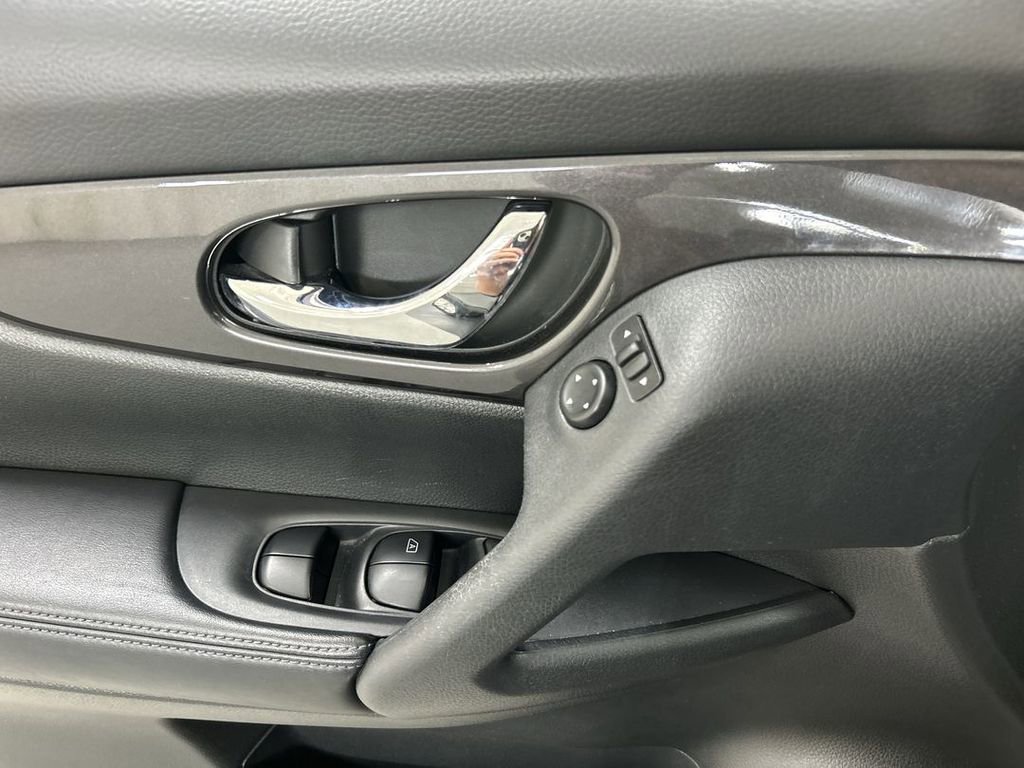 Used 2020 Nissan Rogue SV image 11