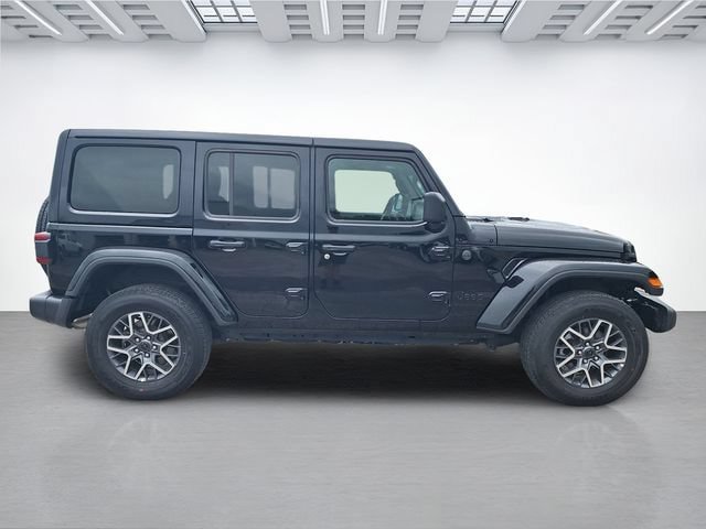 Used 2025 Jeep Wrangler Unlimited Sahara AWD/4WD image 3