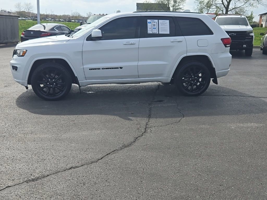 Used 2021 Jeep Grand Cherokee Laredo X AWD/4WD image 4