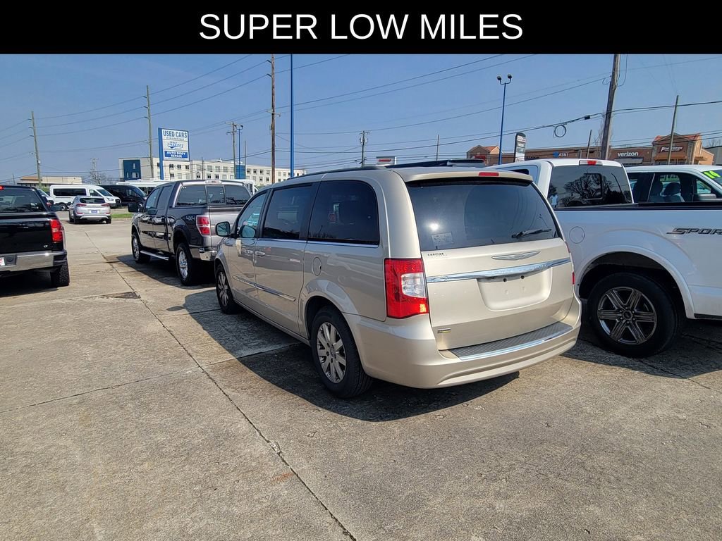 Used 2016 Chrysler Town & Country Touring image 4