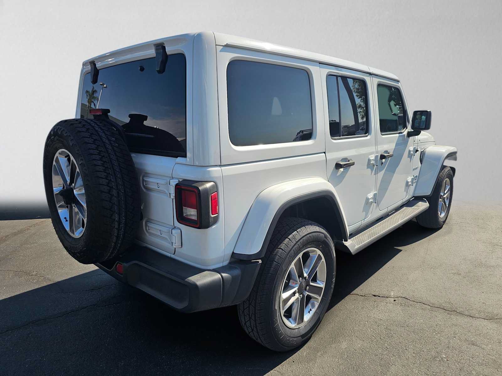 Used 2019 Jeep Wrangler Unlimited Sahara AWD/4WD image 3
