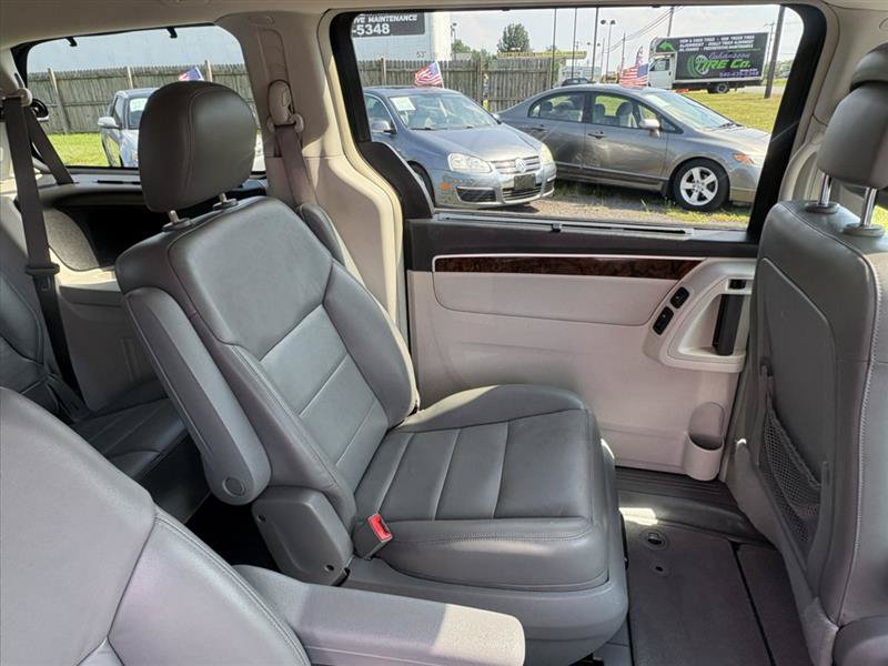 Used 2013 Volkswagen Routan SEL Premium FWD image 17