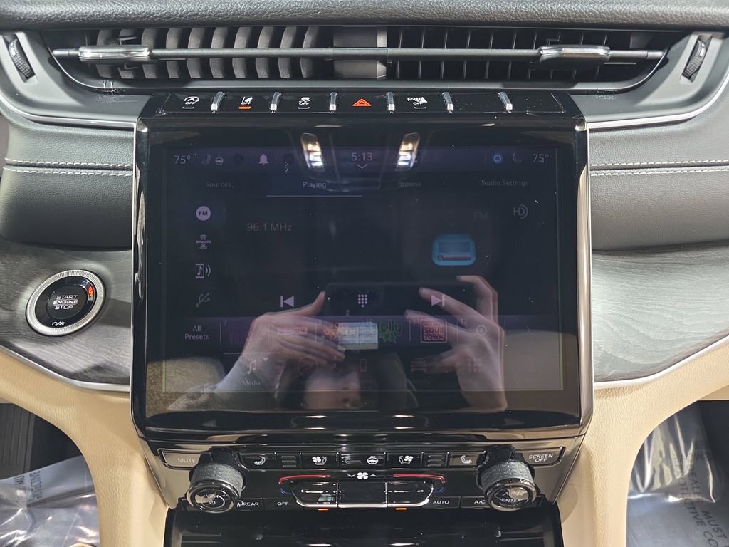 Used 2025 Jeep Grand Cherokee Limited w/ Luxury Tech Group II image 20