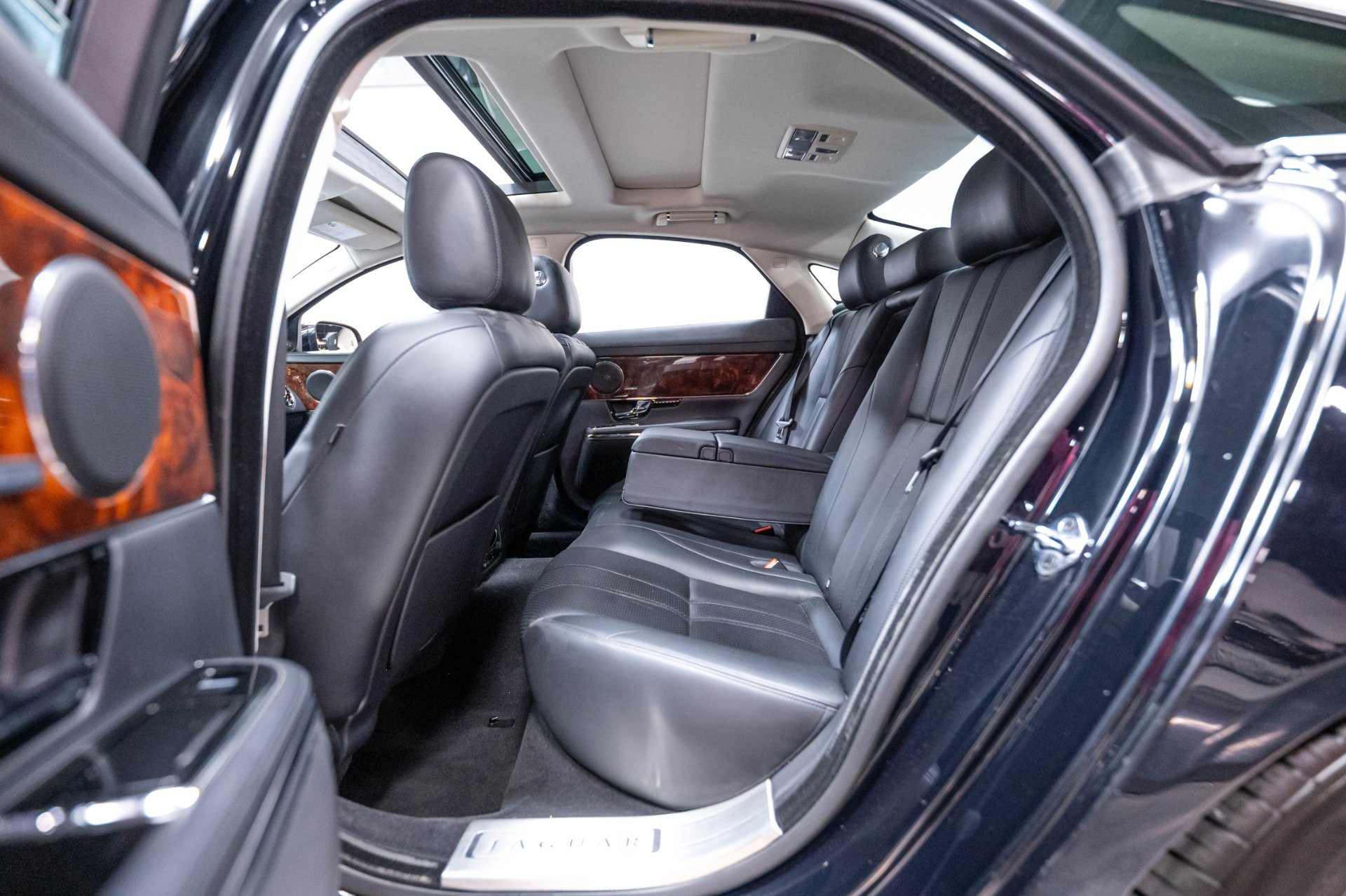 Used 2013 Jaguar XJ AWD image 21