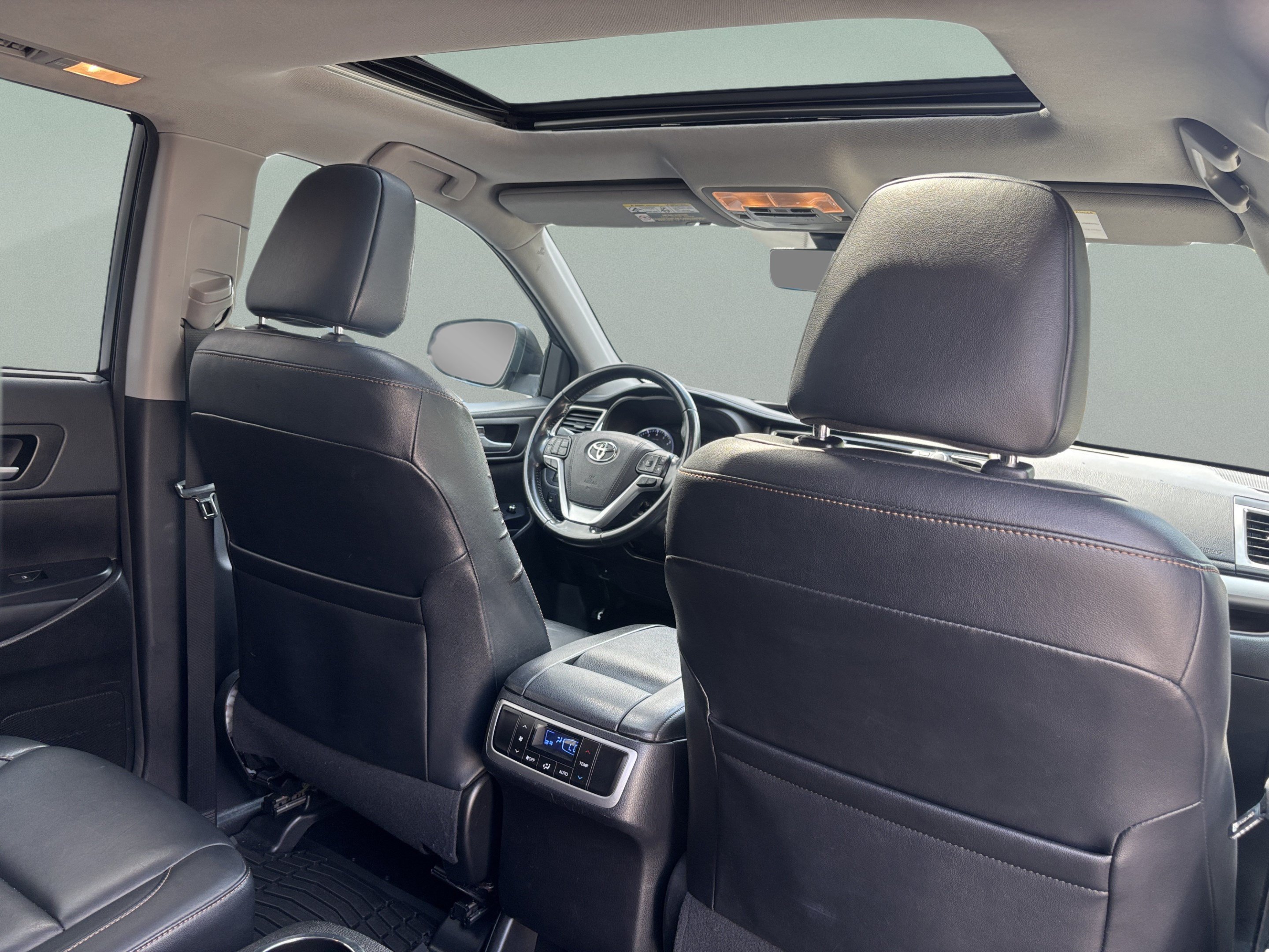 Used 2017 Toyota Highlander XLE FWD image 25