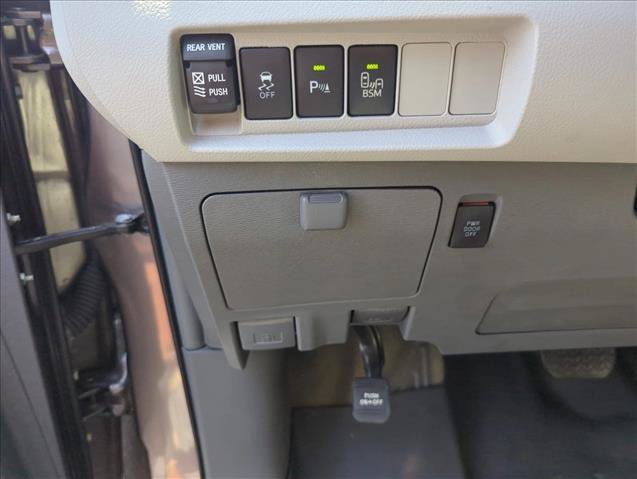 Used 2015 Toyota Sienna XLE Premium FWD image 11