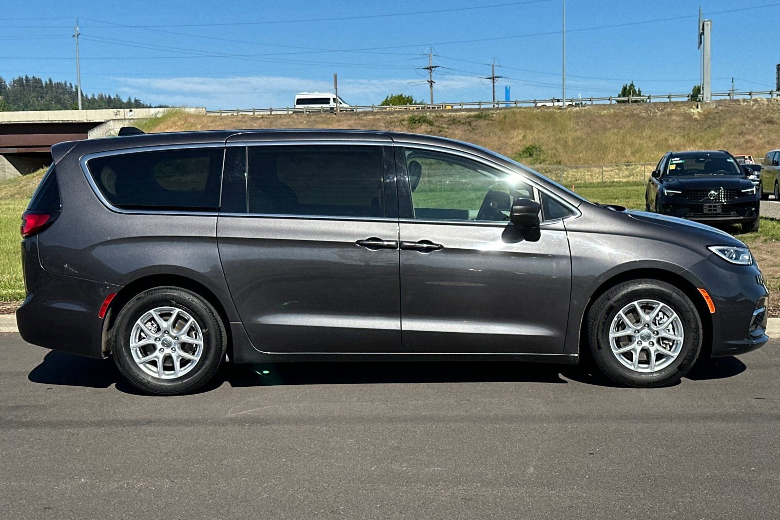 Used 2023 Chrysler Pacifica Touring-L FWD video 2