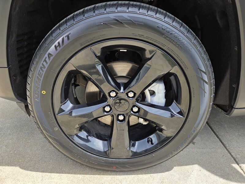 Used 2023 Jeep Grand Cherokee Limited w/ Black Appearance Package AWD/4WD image 9