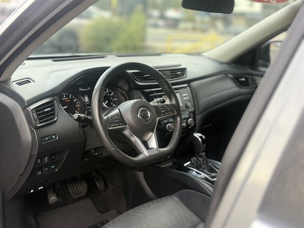 Used 2017 Nissan Rogue SV AWD/4WD image 17