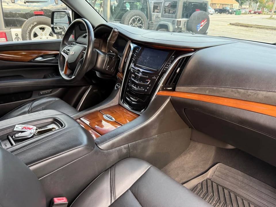 Used 2017 Cadillac Escalade ESV Luxury AWD/4WD image 9