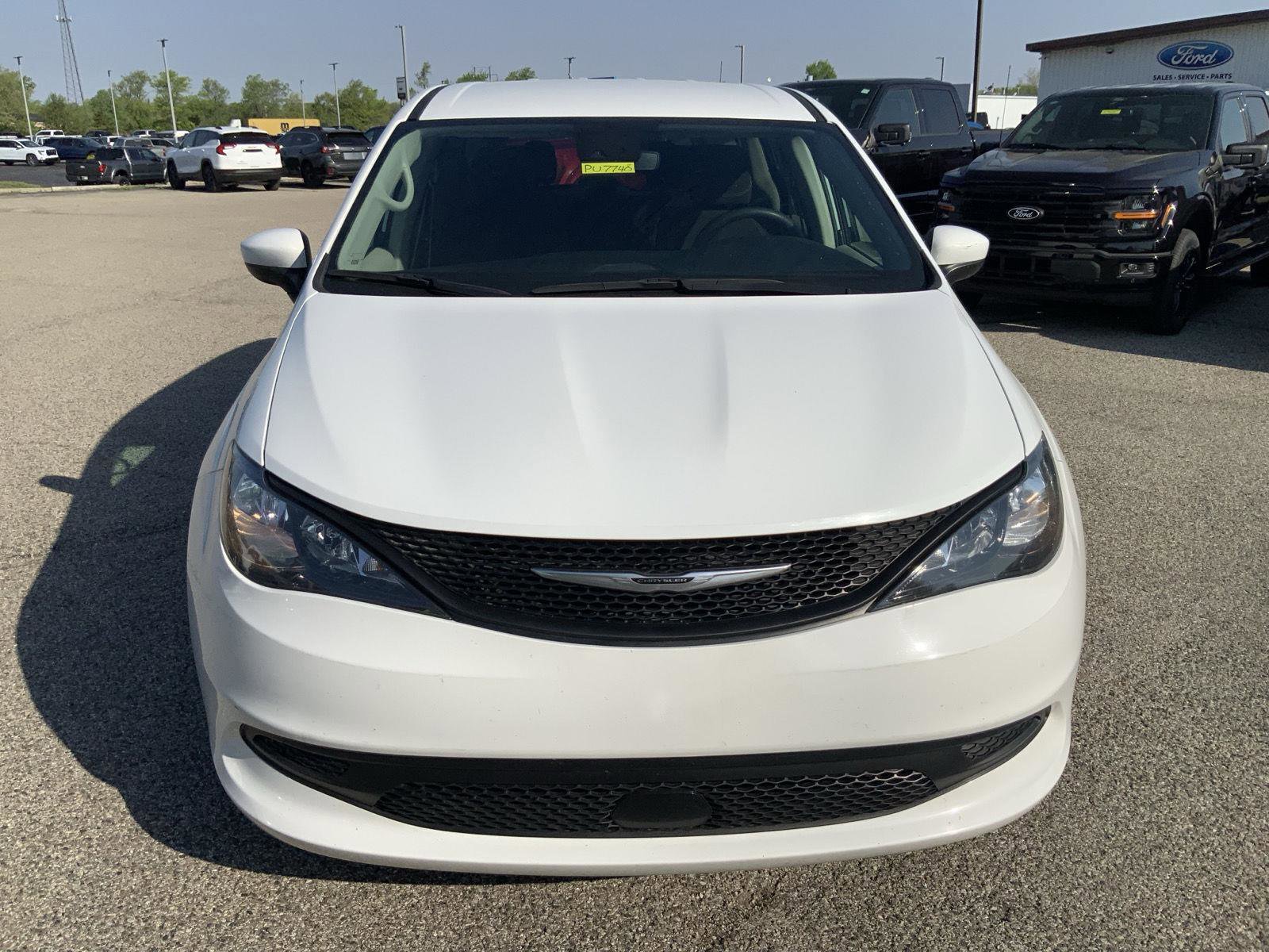 Used 2023 Chrysler Voyager LX FWD image 3