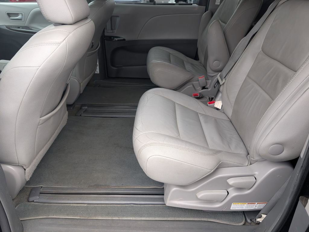 Used 2017 Toyota Sienna L image 12