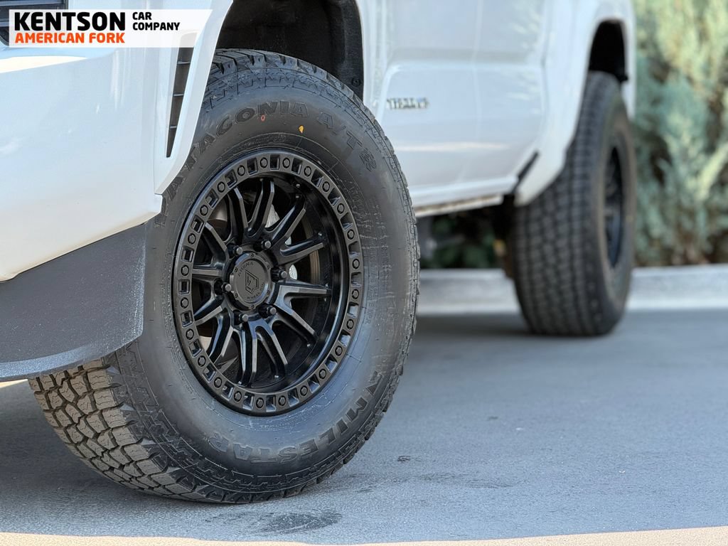 Used 2025 Toyota Tacoma SR5 AWD/4WD image 2
