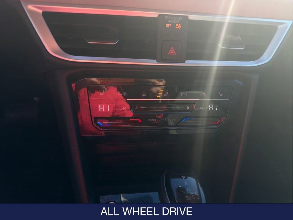 Used 2025 Volkswagen Taos SE image 29