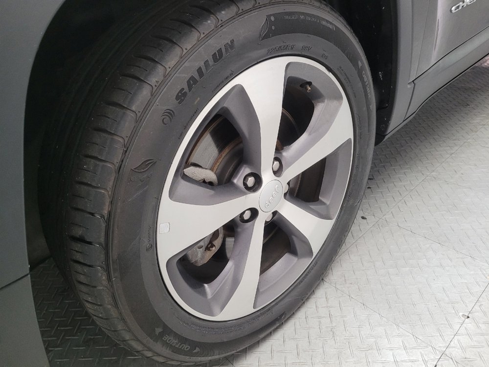 Used 2020 Jeep Cherokee Limited FWD image 31