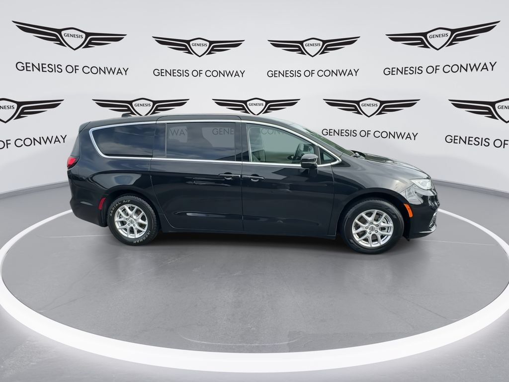 Used 2024 Chrysler Pacifica Touring-L FWD image 9