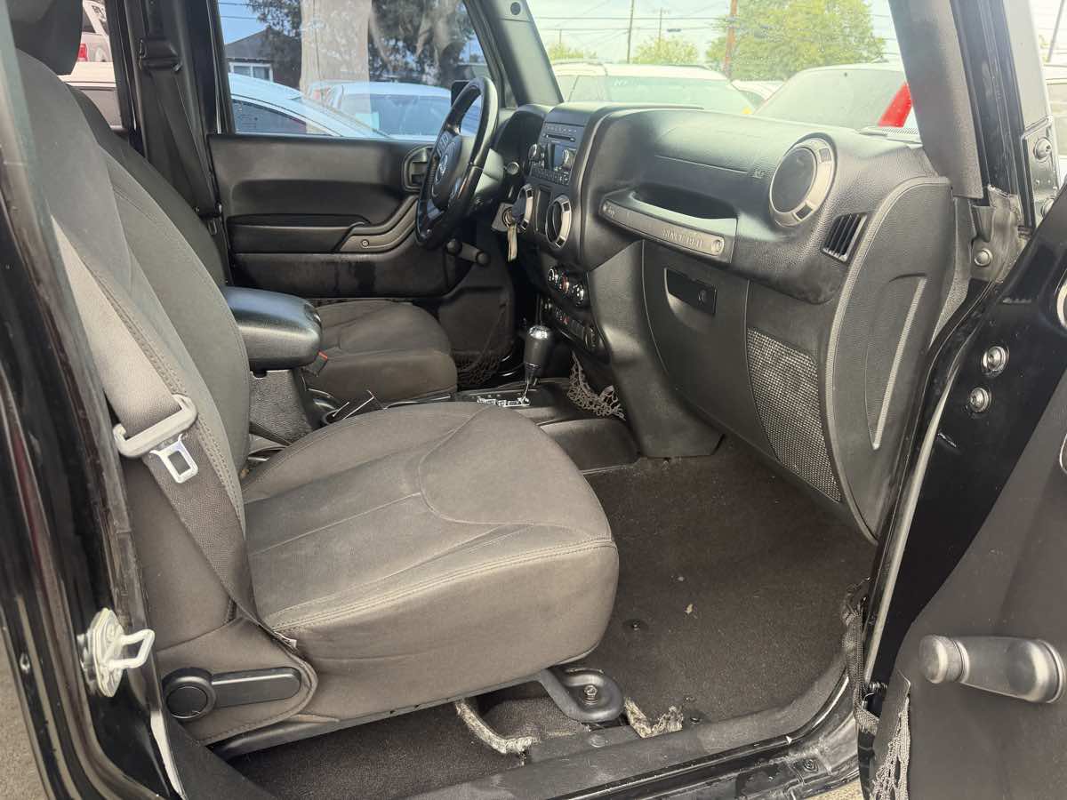 Used 2016 Jeep Wrangler Unlimited Sport w/ Connectivity Group AWD/4WD image 14
