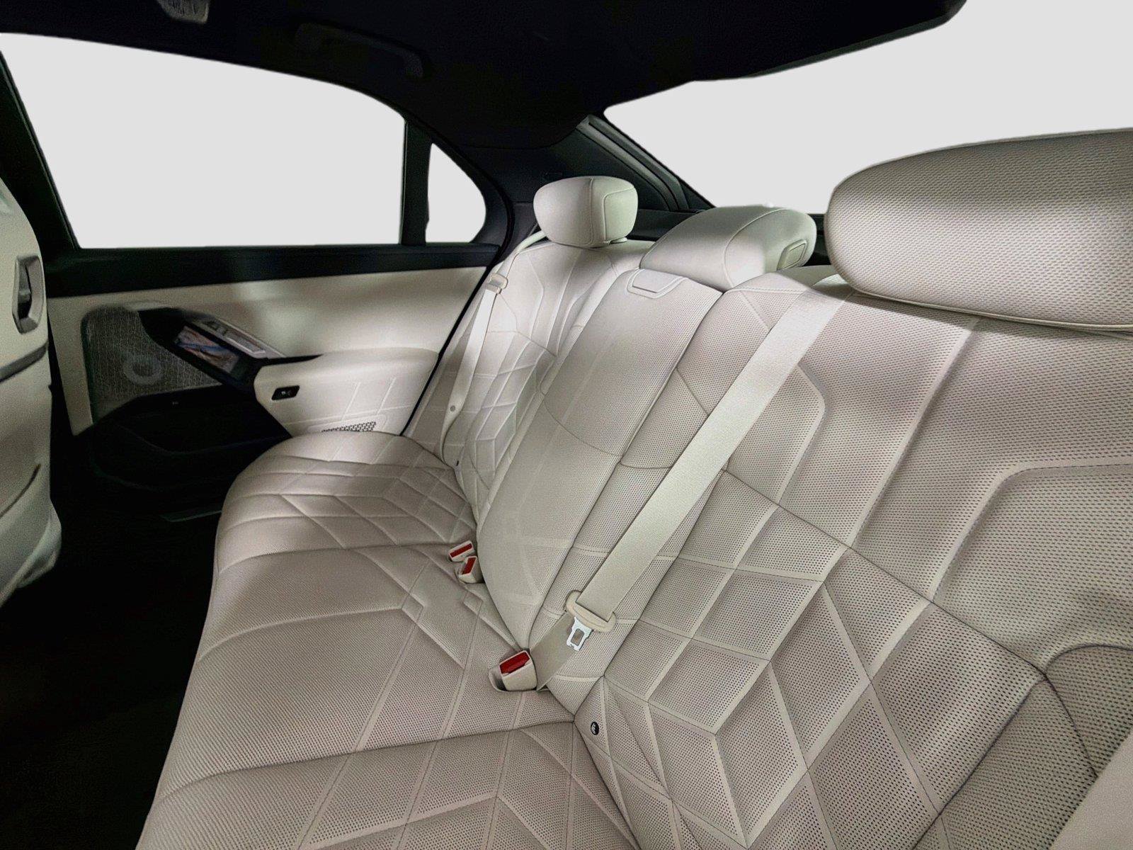Used 2024 BMW 740i xDrive w/ Premium Package AWD/4WD image 25