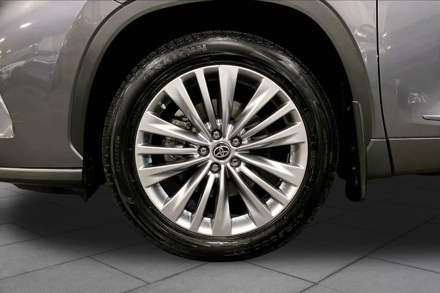 Used 2023 Toyota Highlander Platinum AWD/4WD image 11