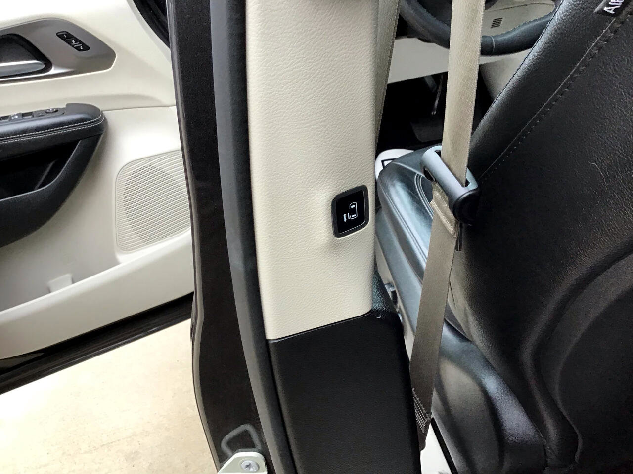 Used 2022 Chrysler Pacifica Touring-L image 32