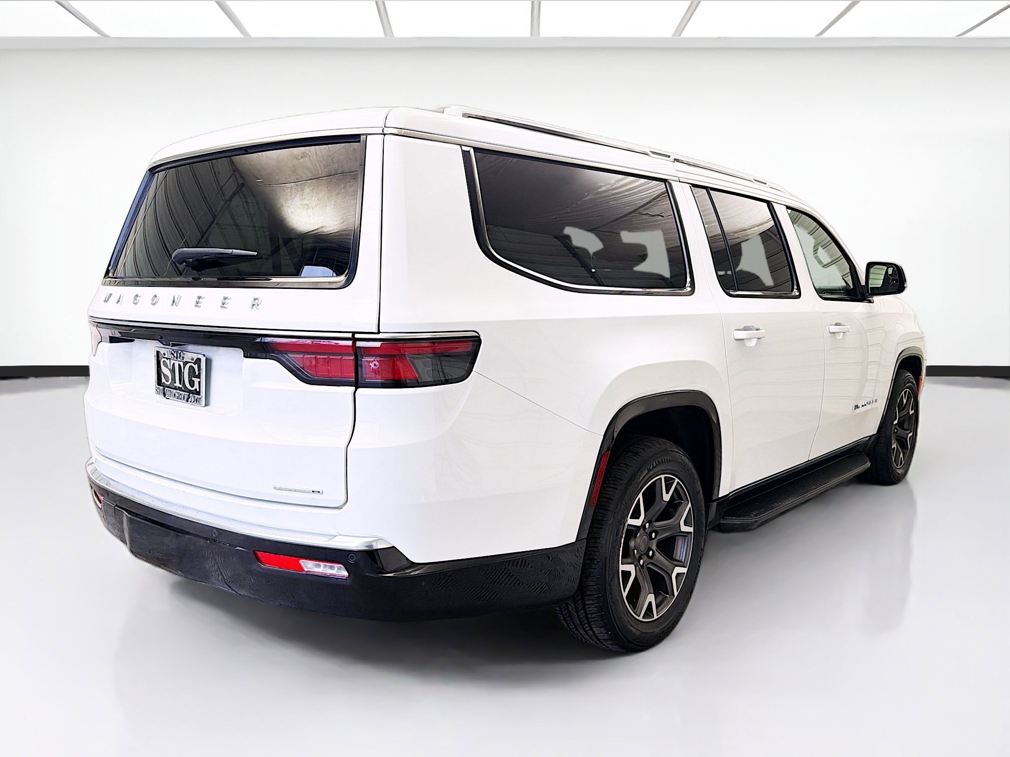 Used 2024 Jeep Wagoneer L Series III w/ Flexible Seating Group AWD/4WD image 4