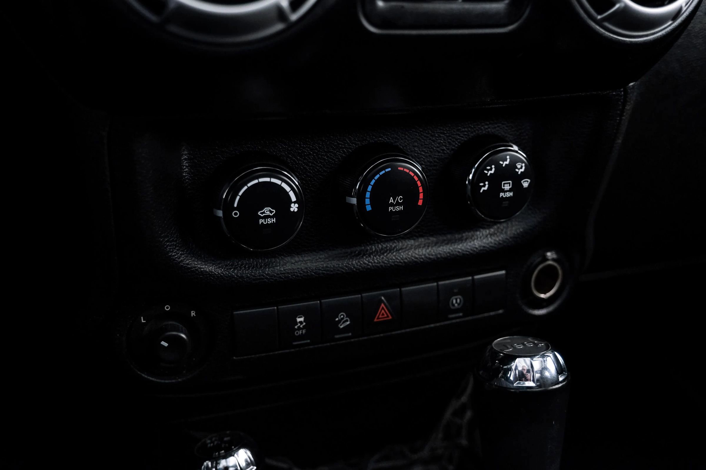 Used 2014 Jeep Wrangler Unlimited Rubicon w/ Max Tow Package image 23
