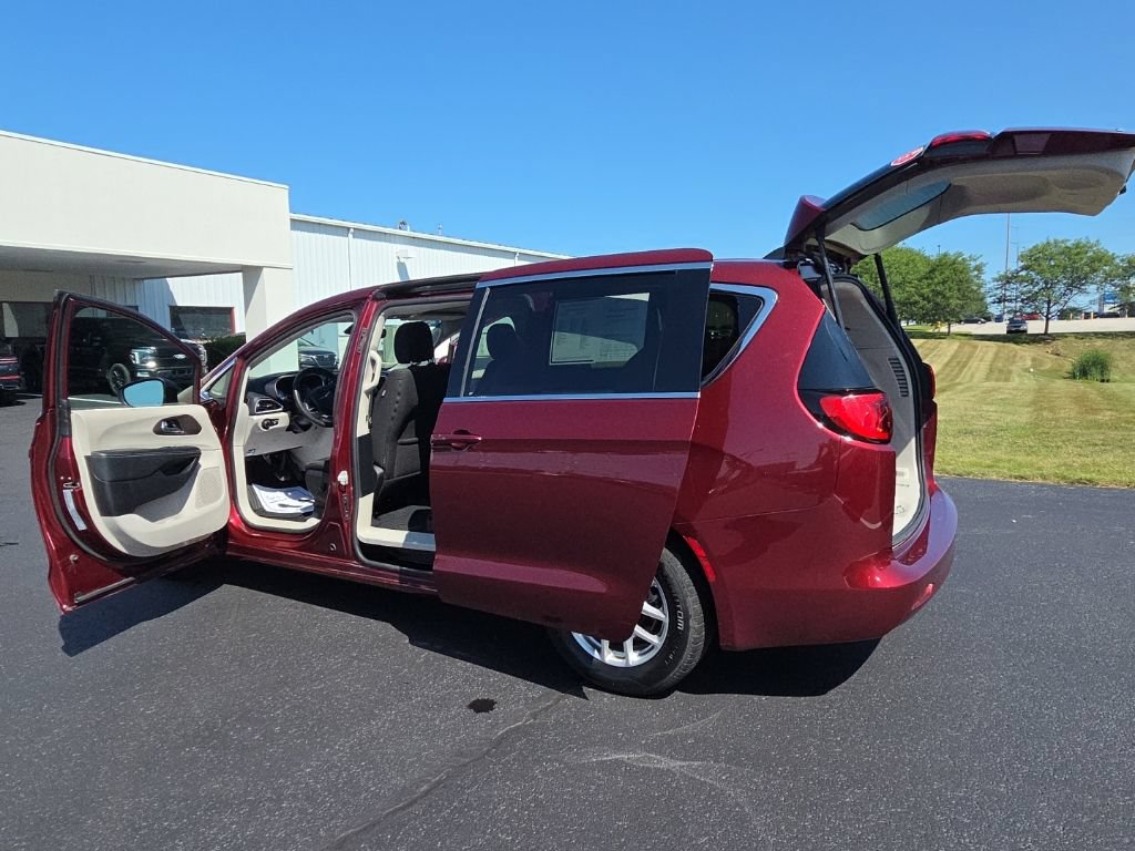 Used 2023 Chrysler Voyager LX FWD image 13