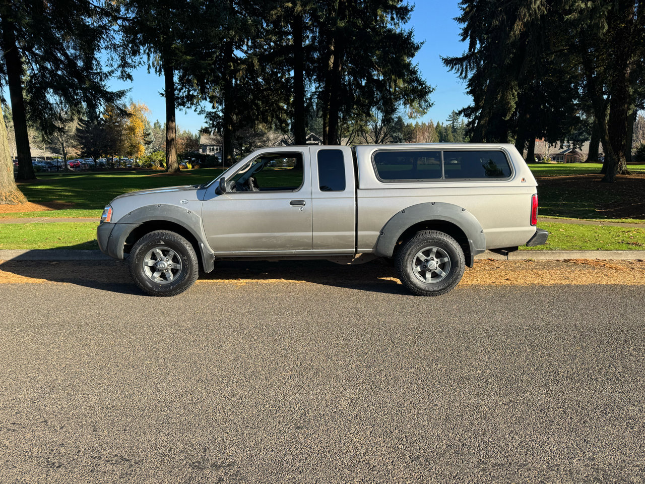 Used 2002 Nissan Frontier XE image 2