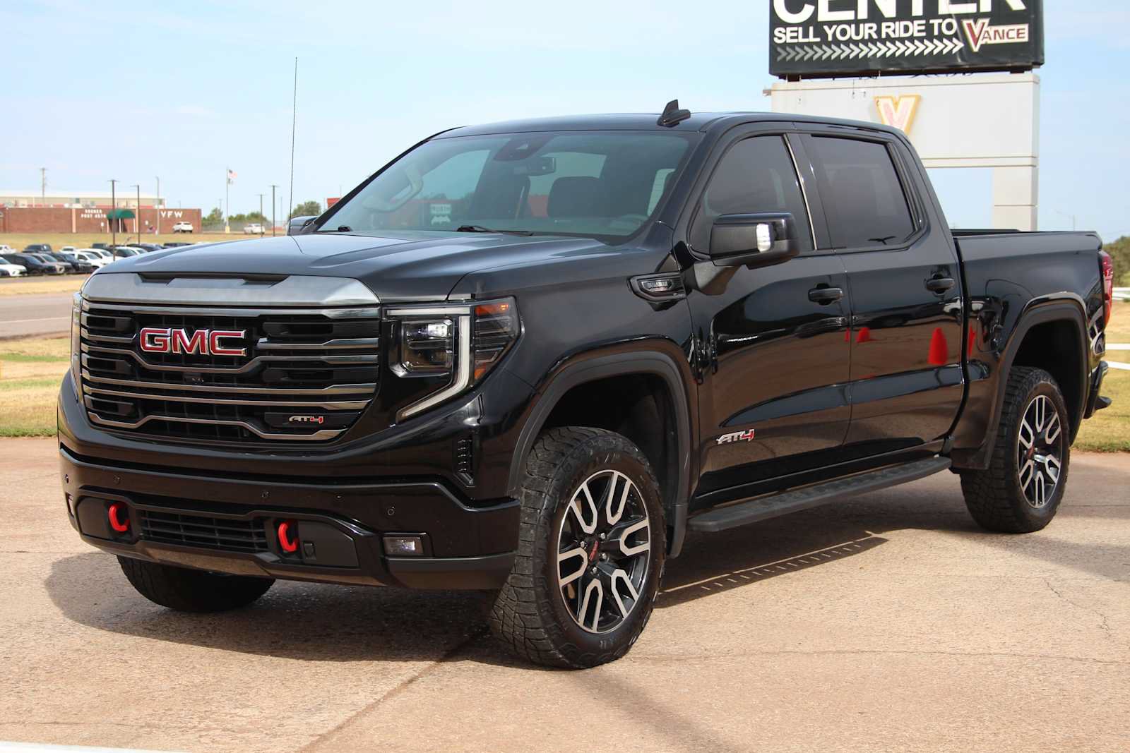 Used 2024 GMC Sierra 1500 AT4 w/ AT4 Premium Package AWD/4WD image 4