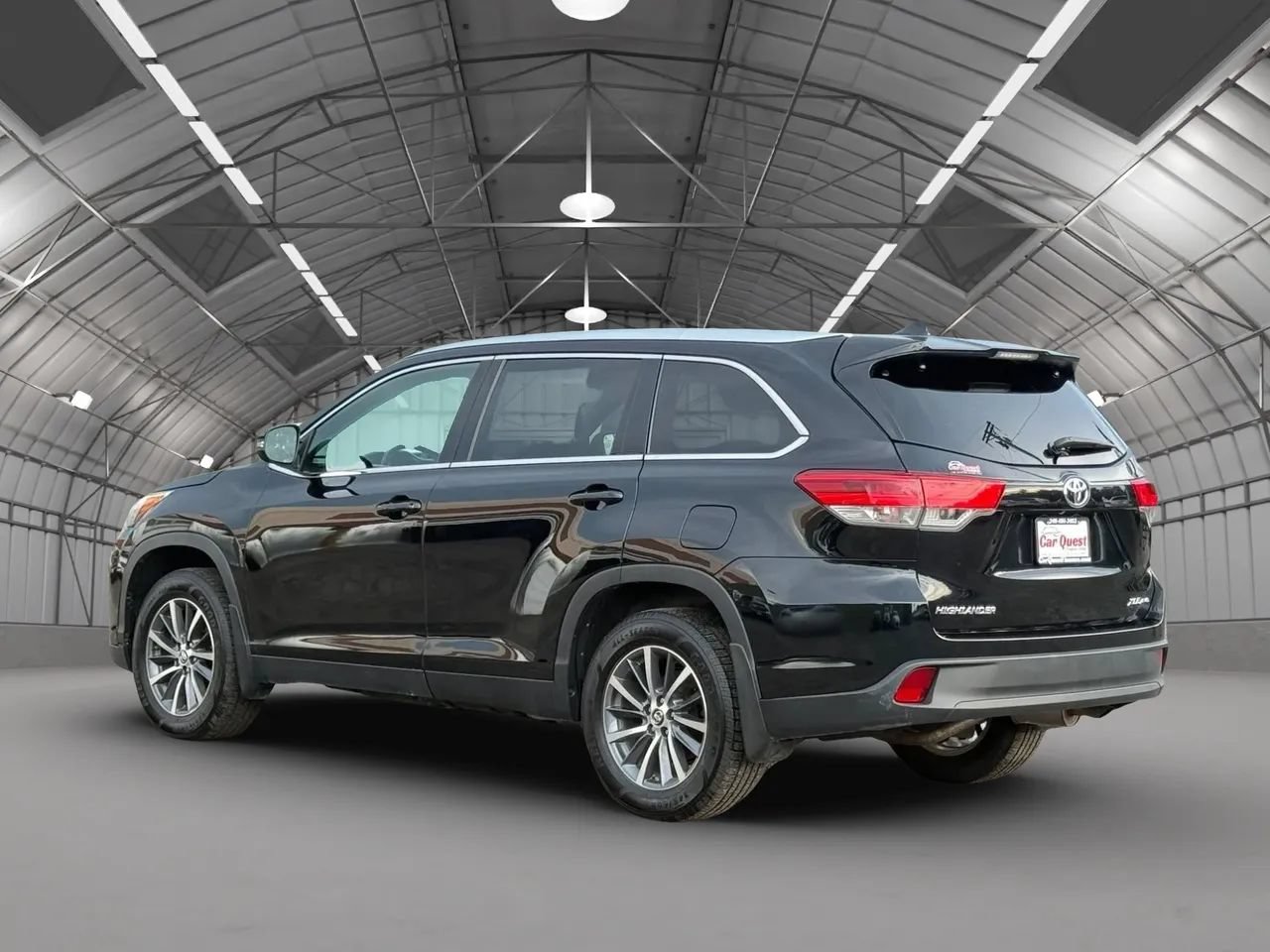 Used 2019 Toyota Highlander XLE w/ Preferred Accessory Package AWD/4WD image 5