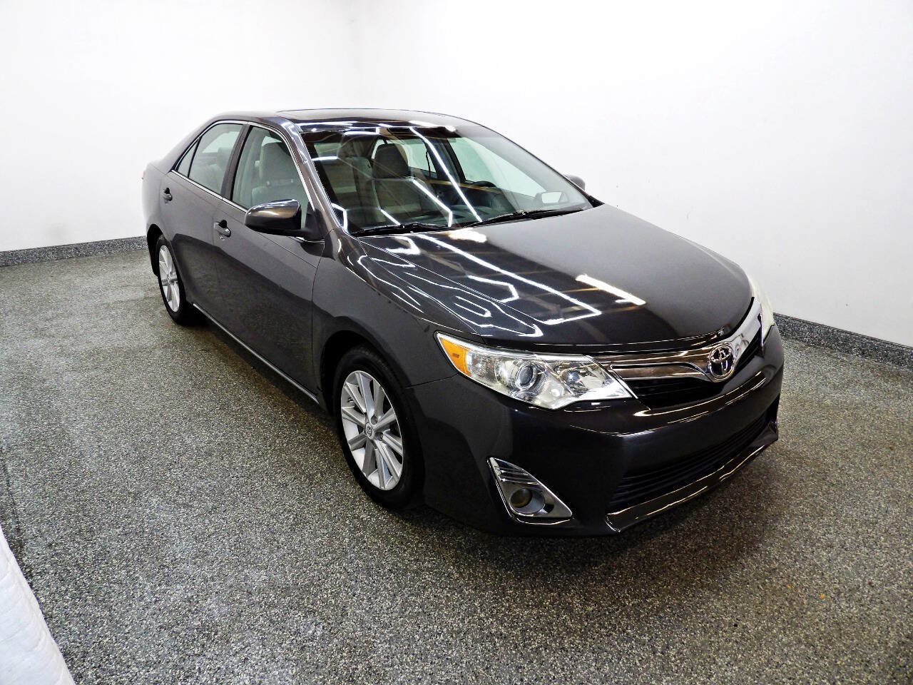 Used 2013 Toyota Camry XLE FWD image 3