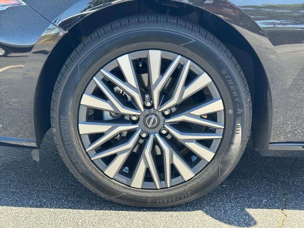 Used 2025 Nissan Altima 2.5 SV FWD image 9