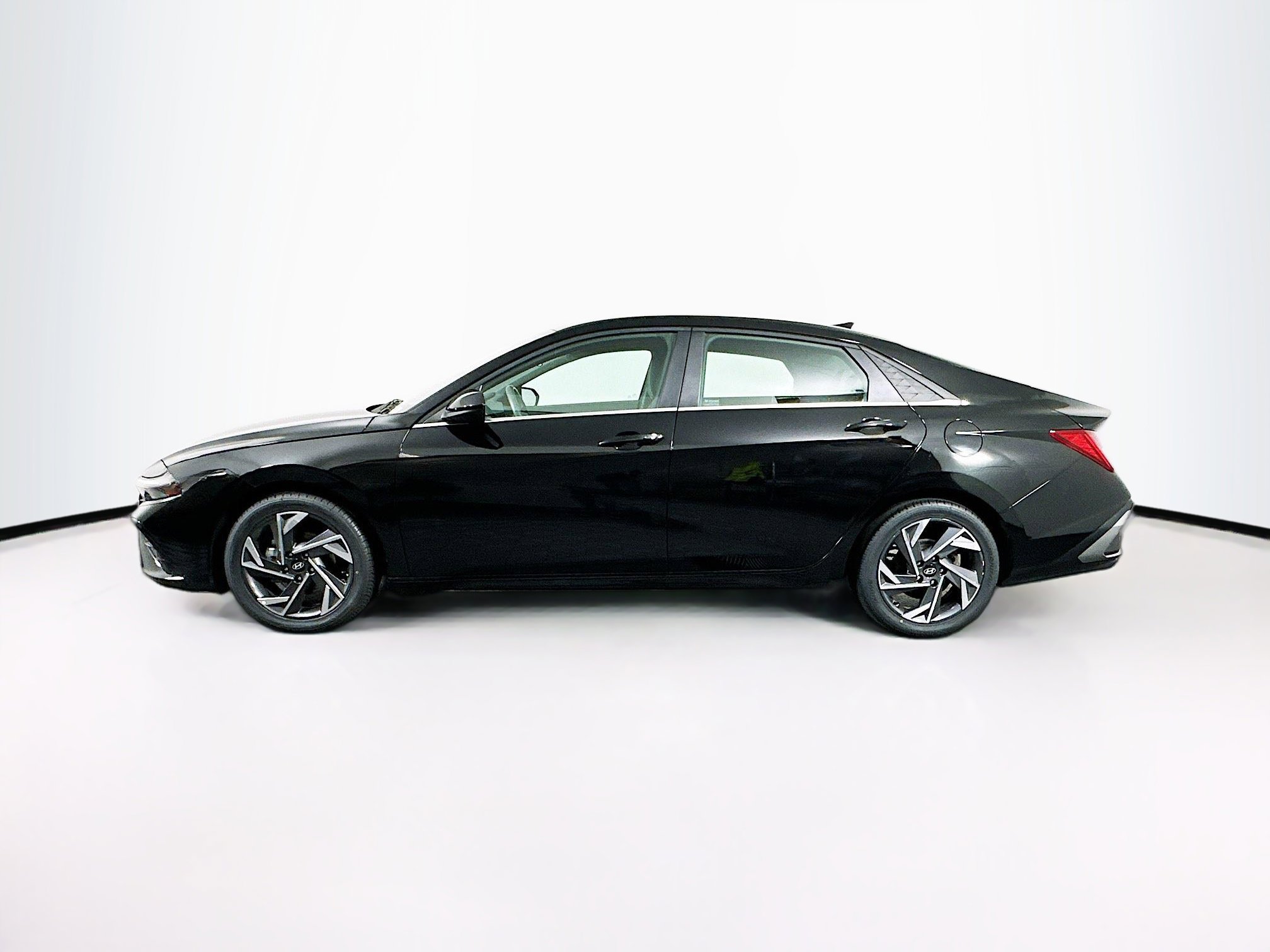 Used 2025 Hyundai Elantra SEL FWD image 4