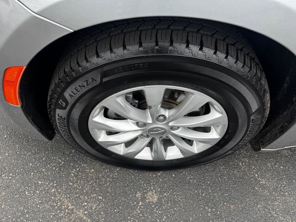 Used 2018 Chrysler Pacifica Touring Plus FWD image 2