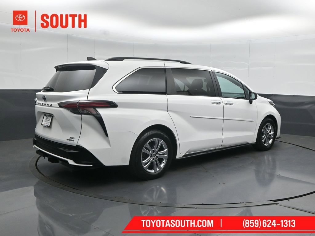 Used 2023 Toyota Sienna XSE w/ XSE Plus Package AWD/4WD image 2