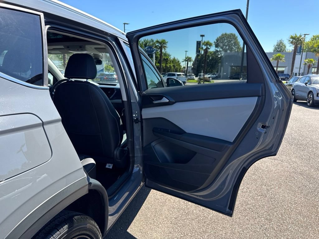 Used 2023 Volkswagen Taos SE w/ Panoramic Sunroof Package AWD/4WD image 17