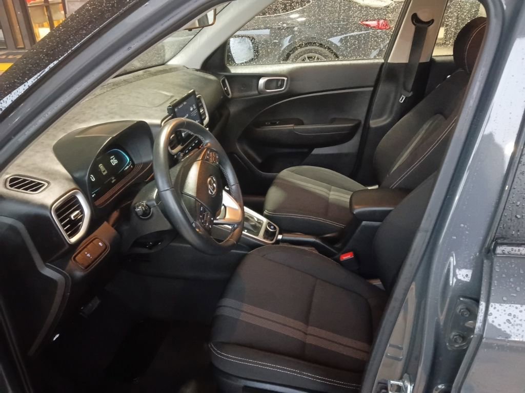 Used 2025 Hyundai Venue SEL FWD image 4
