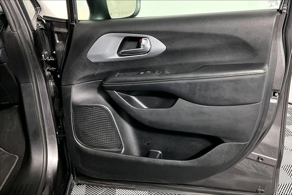 Used 2020 Chrysler Pacifica Touring w/ S Appearance Package FWD image 24