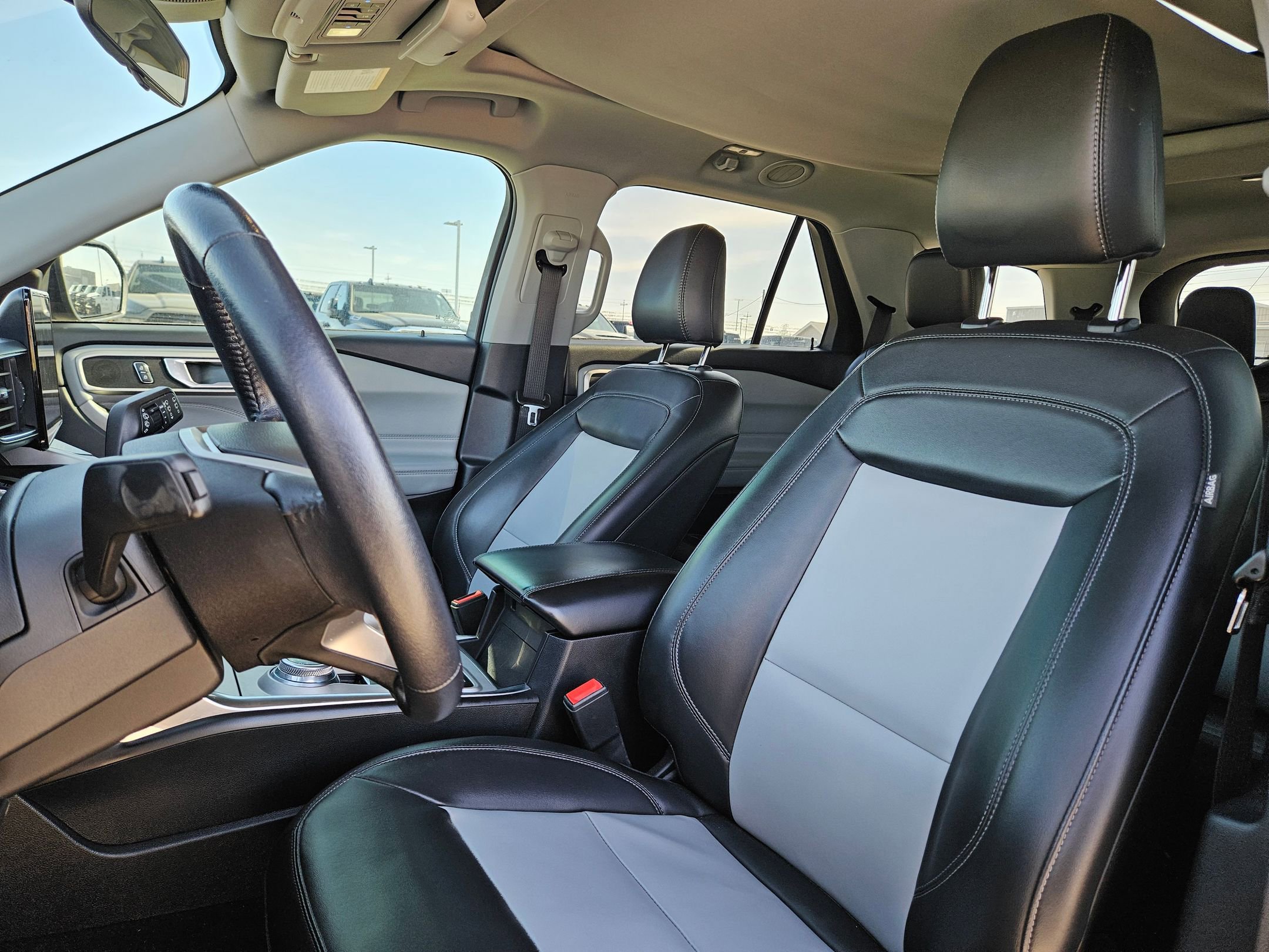 Used 2022 Ford Explorer XLT w/ Equipment Group 202A image 13