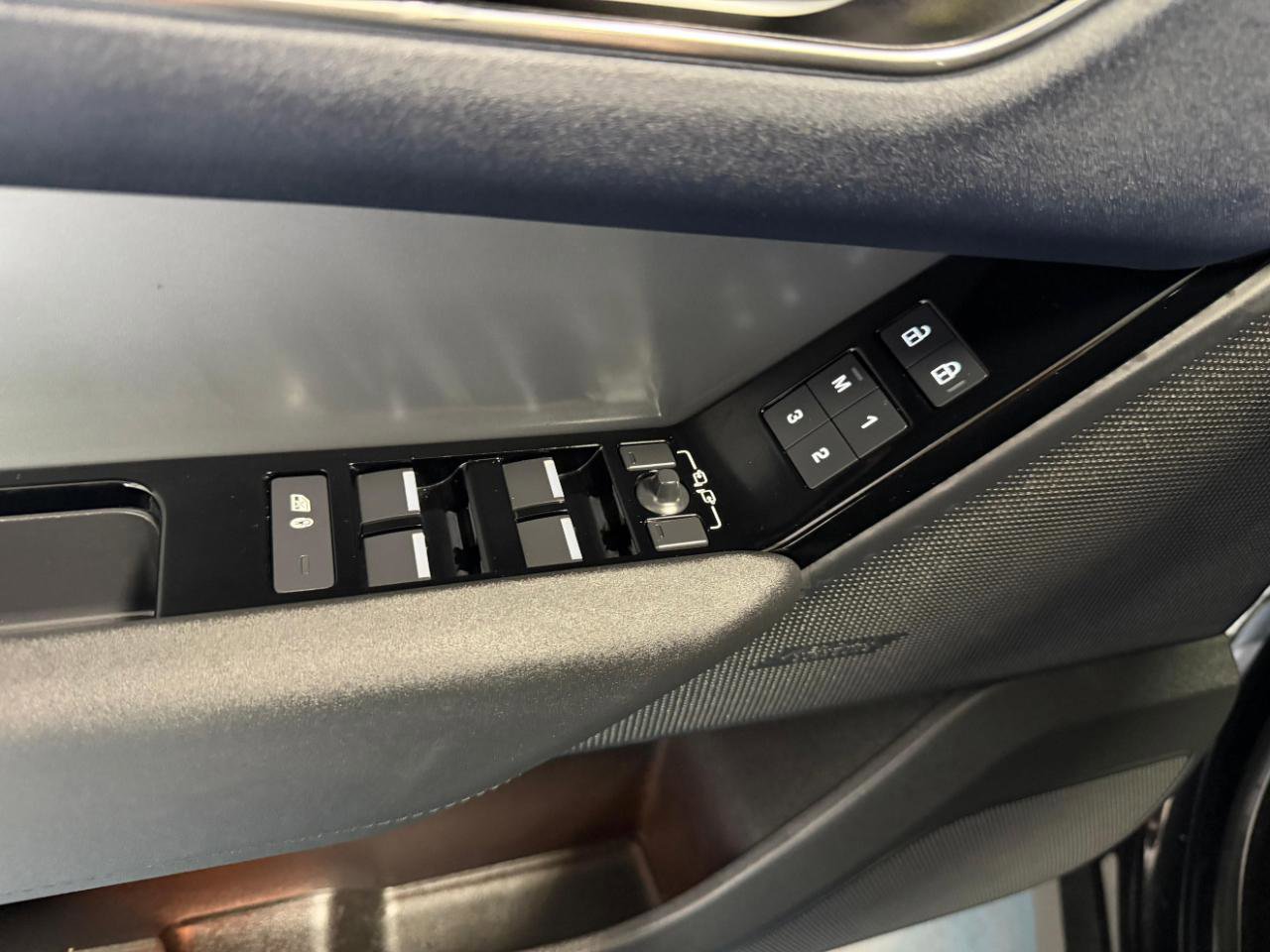 Used 2025 Land Rover Range Rover Velar S AWD/4WD image 13