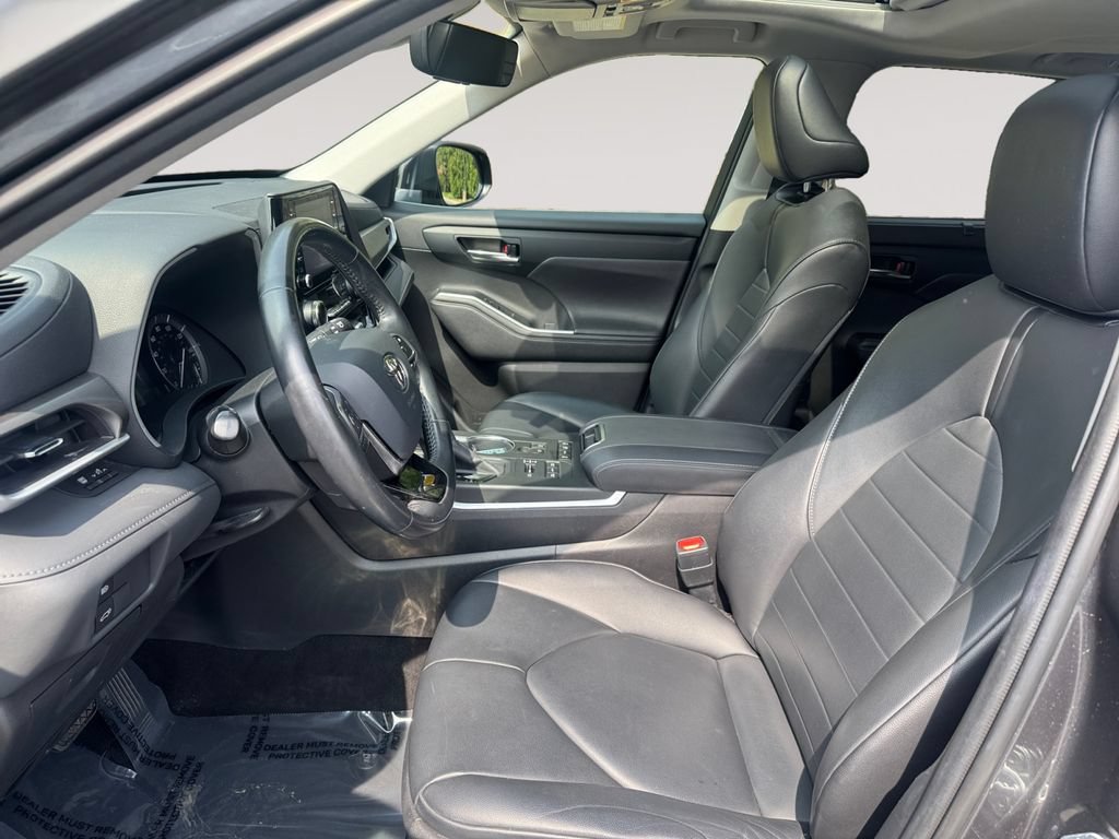Used 2020 Toyota Highlander XLE AWD/4WD image 9