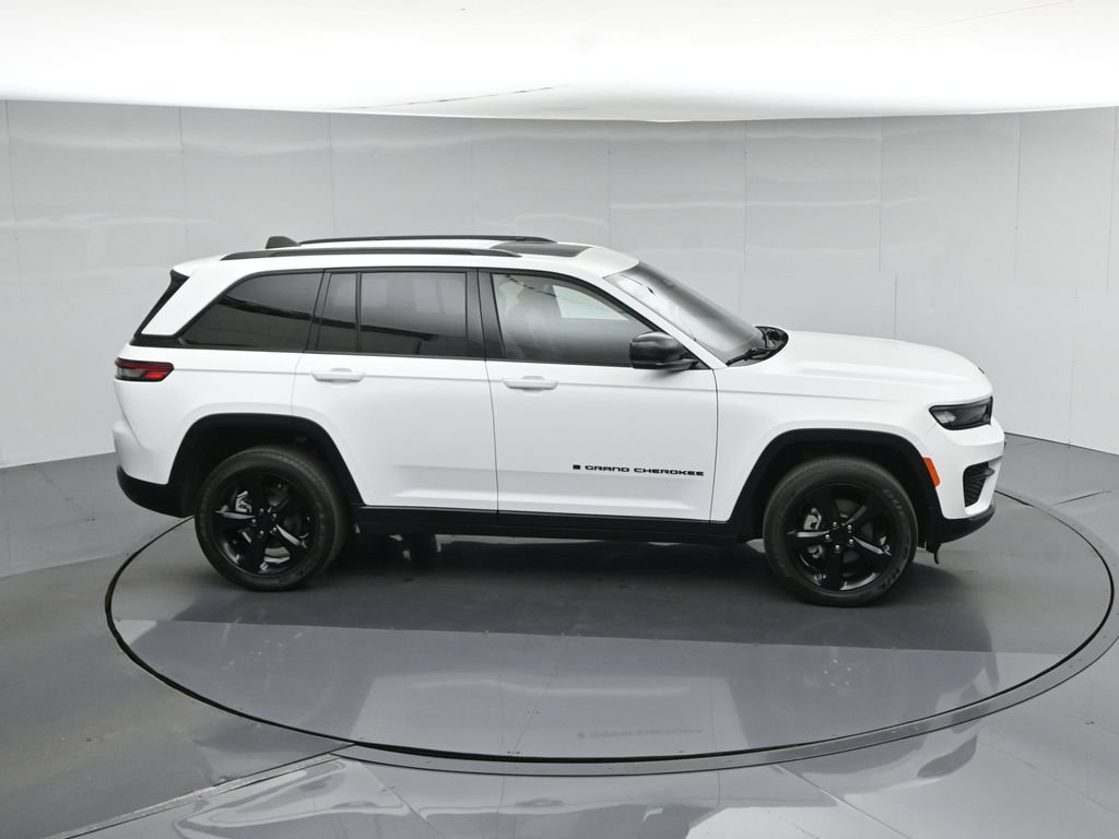 Used 2023 Jeep Grand Cherokee Laredo AWD/4WD image 57