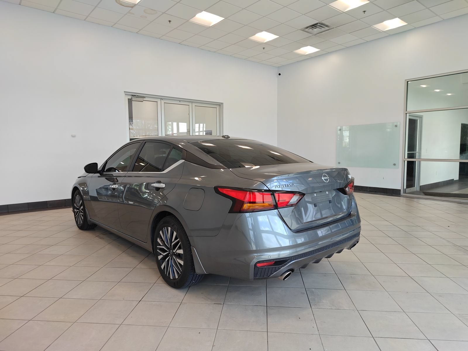 Used 2025 Nissan Altima 2.5 SV w/ SV Premium Package FWD image 5